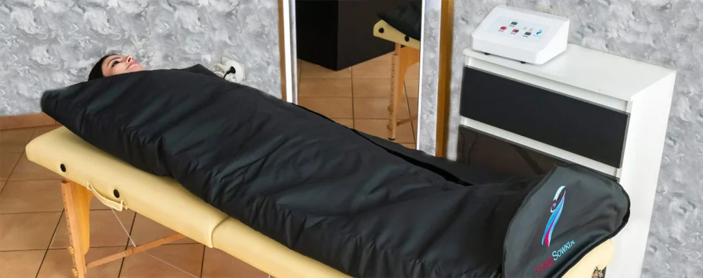 Dubinska relaksacija s infracrvenom dekom Žena koristi infracrvenu deku Thermo Shape u wellness tretmanu.